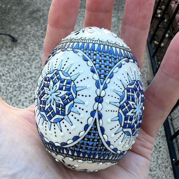 Hand painted  Blue and White Easter Egg Shell - Picture 2 of 4